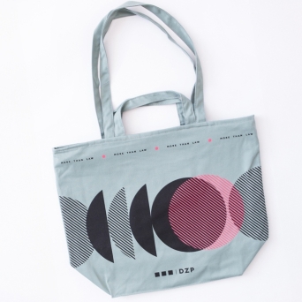 Double handles: comfortable in hand or over the shoulder